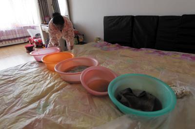 东阳楼上漏水，住户失联，小区没物管，业主维权难！律师来支招……